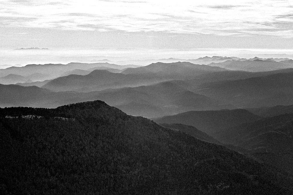 Schwarz Weiss Bild von den Pyrenäen in Richtung Montserrat bei Barcelona.