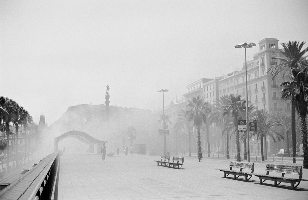 Der Hafen von Barcelona im Sandsturm von Ramon Vilalta