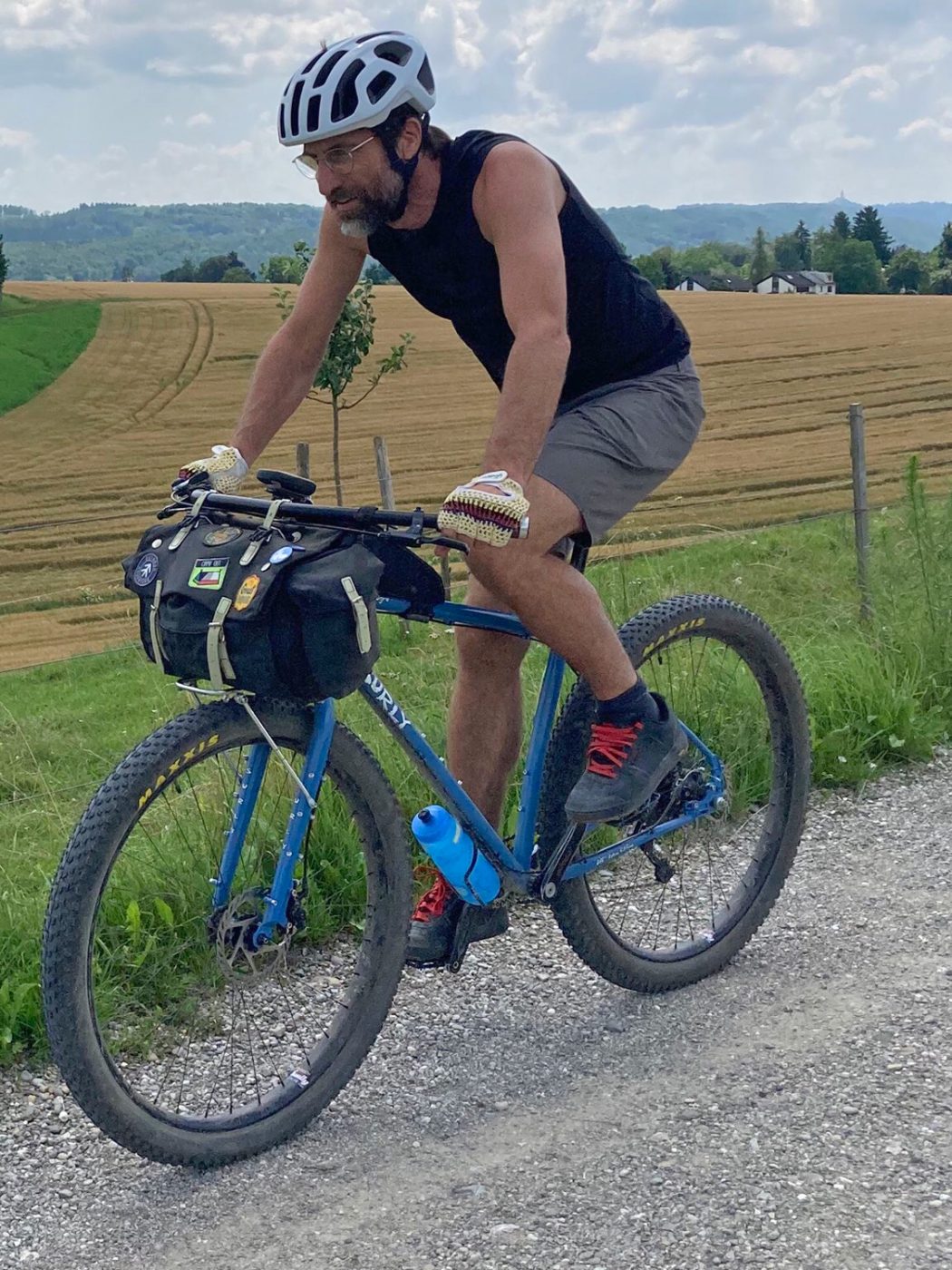 Florian von der Werkstattschwarz in Hechendorf radelt auf seinem blauen Surly Bike in seinen neuen INDNAT Cycling-Shorts aus EtaProof 200 Bio.