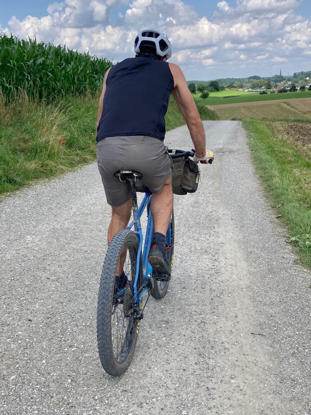 Florian von der Werkstattschwarz in Hechendorf radelt auf seinem blauen Surly Bike in seinen neuen INDNAT Cycling-Shorts aus EtaProof 200 Bio.