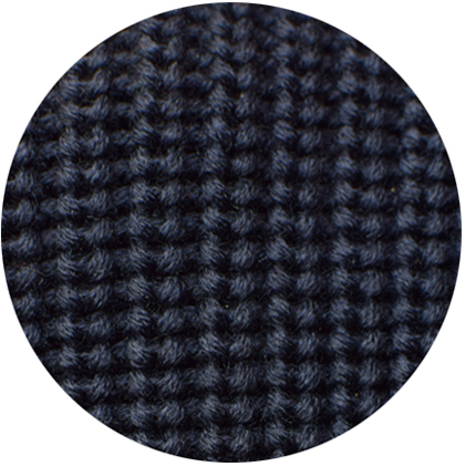 Unsere Wolle in Tiefseeblau / Marineblau für den Pullover und Strickjacke: Bio-Merino-Wolle (kbT) – von Schafen aus kontrolliert biologischer Tierhaltung. Die Wolle ist Mulesing-Free. ( halfs x indnat )